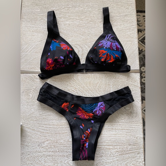 Volcom Bikini Set - Picture 1 of 4